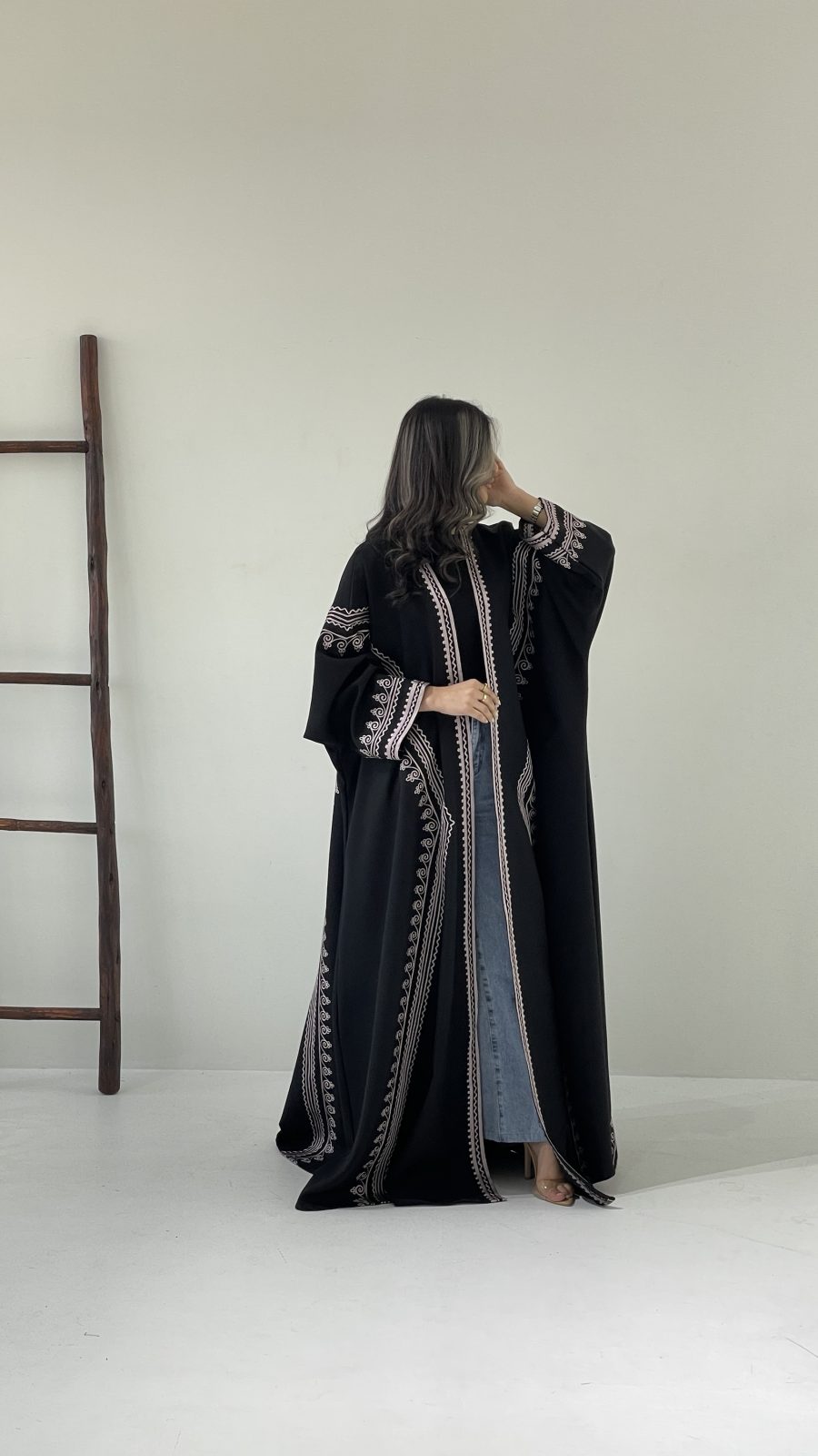 ⁦عباية مطرزة⁩ - الصورة ⁦2⁩