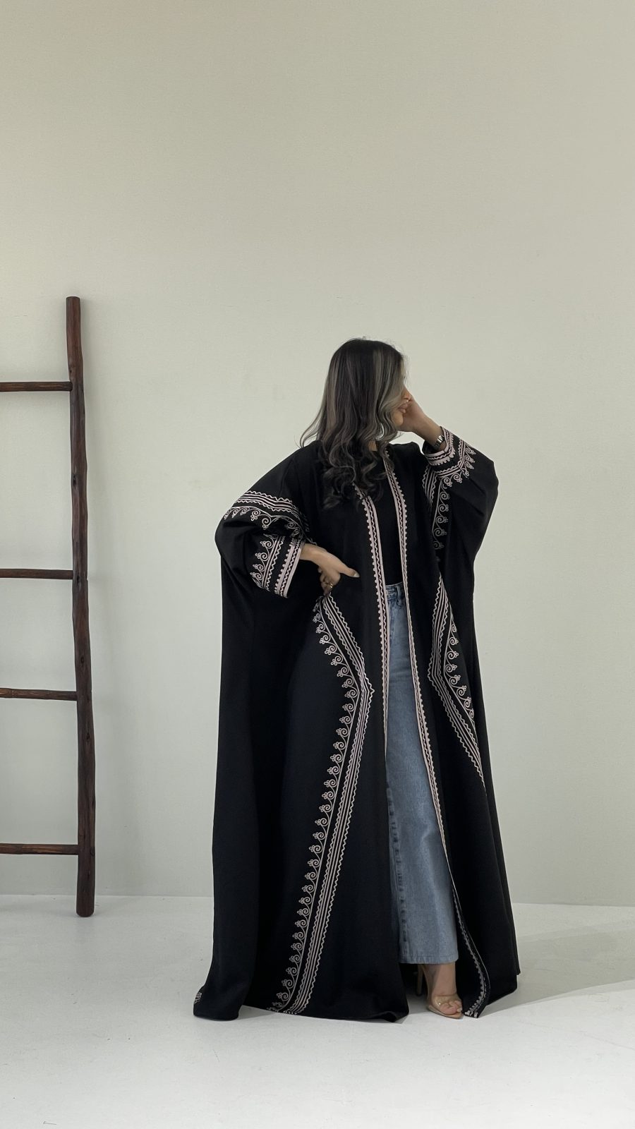 عباية مطرزة