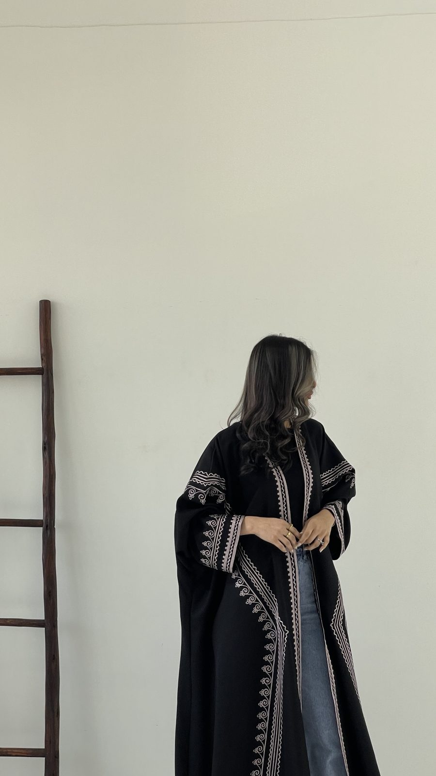 ⁦عباية مطرزة⁩ - الصورة ⁦3⁩